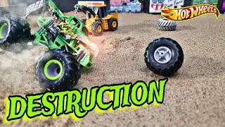 Is the KING in TROUBLE!? Monster Jam Diecast Monster Truck Racing! (Thunder Episode: 167)