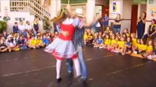 Mônica e Guita  Dança da Boneca - Colégio Dromos Sudoeste