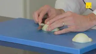Geste 5 Ciselage et &eacute;min&ccedil;age d'un oignon P&P v1