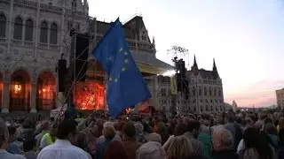 Thousands protest Hungary referendum on migrant quota
