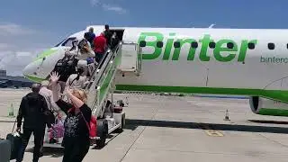 Sabine und Martin unterwegs mit dem öffentlichen Bus zum Flughafen, einfach und bequem....