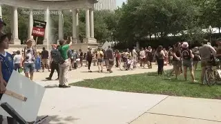 Actors and writers hold strike rally in Chicago
