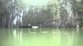 Manchuence Vietnam. Ba&ntilde;o en la Bahia de Halong.