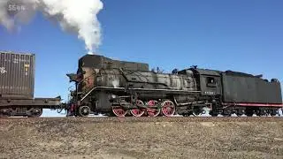 [Chinese steam locomotive]Chasing a steam locomotive on the Gobi Desert in Sandaoling-戈壁滩上追真正的火车