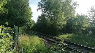 Class 77 mit Ton- und Stahlwagen auf der Unterwesterwaldbahn