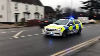 Thames Valley Police - incident response vehicle - Vauxhall Astra estate responding urgently