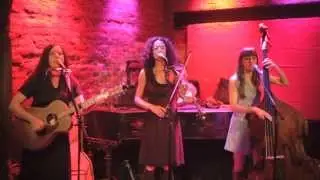 Jan Bell and The Maybelles play 'Dusty Boxcar Wall'