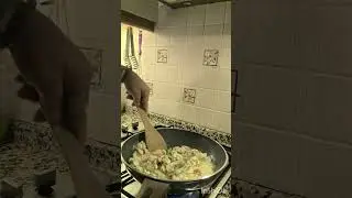 EGE Yemekleri-Zeytinyağli tavuklu nohutlu patates yemeği..