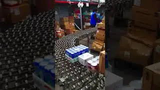 How Walmart Unloads Trucks 🚚 Old School & Efficient! #Shorts