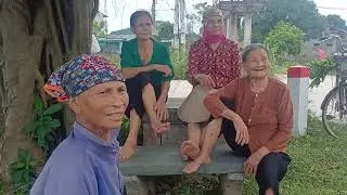 các bà các cô  ngôi chơi trong khi  bão chàn qua