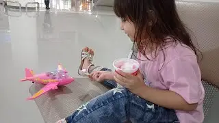 Pesawat Mainan Makan Es Krim Di Bandara Pesawat Terbang Toy Planes Eat Ice Cream In Airplane Airport