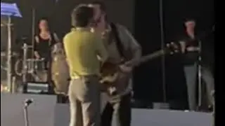 Matt Healy kisses Ross McDonald on stage/1975 Malaysia show ends  Matty Healy/ anti-LGBT laws
