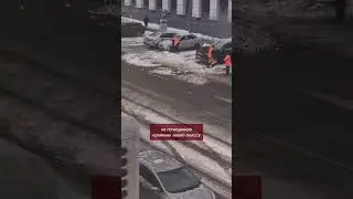 Закон не для всех: в Минске коммунальщиков поймали на сбрасывании снега с парковки прямо на дорогу