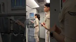 Бортпроводники Super Air Jet ждут пассажиров на посадку