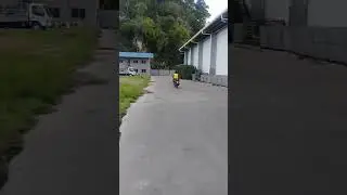 Budak-budak bawa motor.