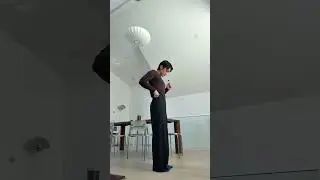 в женских брюках в тонкую полоску