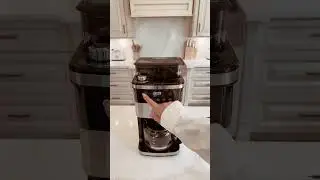 We LOVE this coffee machine ☕️ Brew & freshly grind up to 10 cups, strength & intensity adjustable.