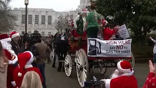 Horse-drawn carriage delivers signatures aiming to overturn Oregon gas tax, fee hikes