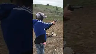 Shooting my dads River 44 mag super black hawk.