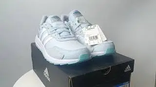 FZ2217 Кроссовки женские Adidas retrorun