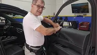 Удаление нижней части спойлера Cadillac Lyriq 2025 года
