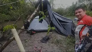 Campamento y pesca supervivencia en pleno invierno.