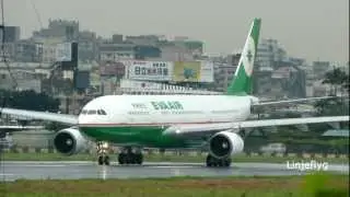 長榮航空 EVA Airways Airbus 330-203 take off after thunderstorm