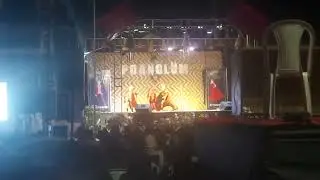 Мистер и мисс Чанг в традиционных платьях. Первый круг.