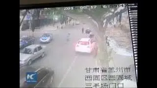 Roadside wall collapse kills 2 in NW China