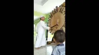 Sang Penabuh Bedug Cilik, UYE