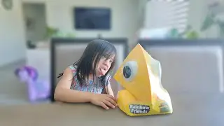 Opening Rainbow Friends Yellow Blind Box!