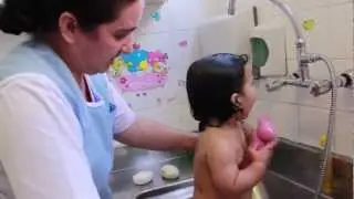 Hora do banho na creche: cuidados essenciais para higiene e autonomia do bebê