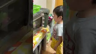 Play pretend pizza making