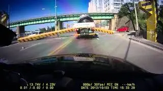 Camion transporte un beateau et se mange un pont