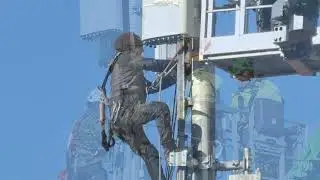 zendmast-monteurs werken terwijl mast aanstaat.