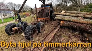 Hjulbyte p&aring; timmerk&auml;rra (Zetor 7045 med huggarvagn)