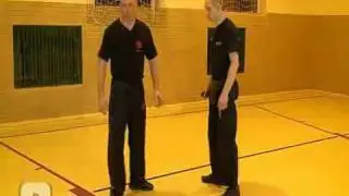 Jak bronić się przed okrężnym atakiem nożem Krav Maga Spryciarze pl