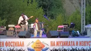 Вероника Тодорова - акордеон и  Ангел Димитров - китара на Jam ON THE RIVER, 2021