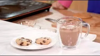 Masarap kaya? 😬 Trying the 1-minute Microwave Cookie & Cinnamon Roll Latte recipe! | RECIPEAZY