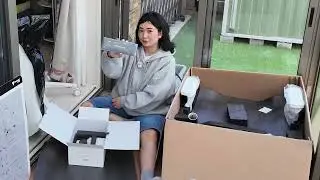 1 hour of assembling done in 2 minutes, the Secretlab TITAN Evo Pure White
