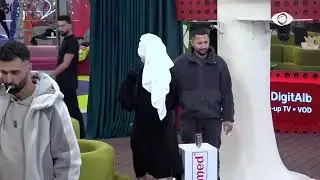 Selin shkruan emrin e saj n&euml; bresh&euml;r