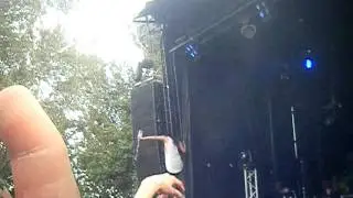 Steve Aoki verse du champagne et de la vodka sur le public &agrave; l'inox festival 2011 Paris