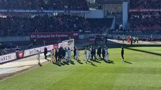 Spieler und Fans von Greuther F&uuml;rth nach der 0:3 Frankenderby-Niederlage 16.03.2025