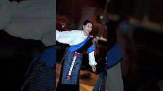 漂亮的藏族姑娘，街头锅庄舞