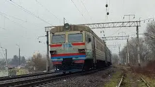 Приміський електропоїзд ЕР9М-558/ЕР9Е-631 з привітною бригадою слідує в депо