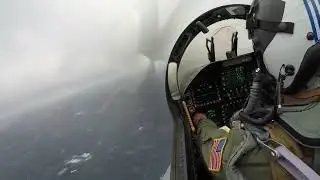 Посадка военного самолета на авианосец. Мастерство летчика на короткой посадочной полосе.
