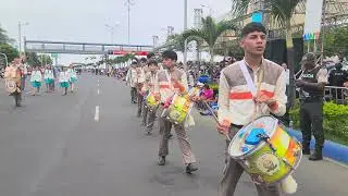 Desfile 103 años de Manta - U.E. Olga Meza frente a tribuna de autoridades