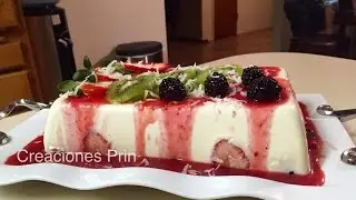 Gelatina de Yogurt con frutas y salsa de fresa y zarzamora .