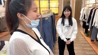 老爸和蛋蛋给妈妈和巍巍买衣服，巍巍骨架子大，任何服装都能驾驭