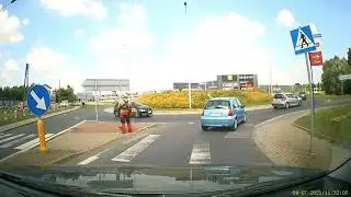 Wybita szyba w samochodzie przy koszeniu trawy